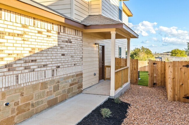 Photo - 3 Bedroom, 2.5 Bathroom Duplex in New Brau...