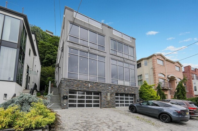 Building Photo - 760 Undercliff Ave Unit A Rental