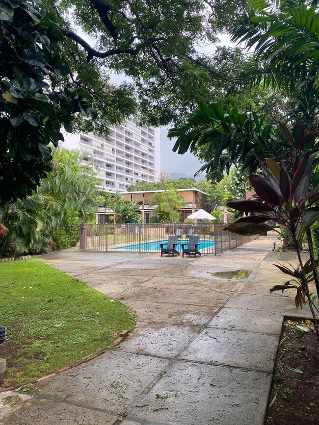 Building Photo - 1700 Makiki St Unit 101