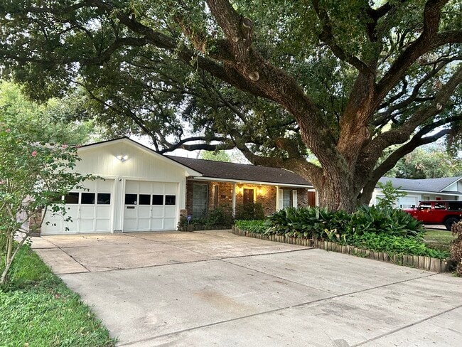 Building Photo - 7214 Sharpview Dr Rental