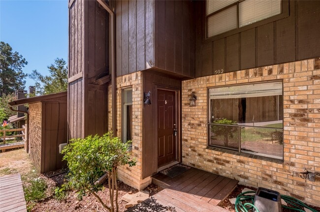 Building Photo - 502 Hickory Dr