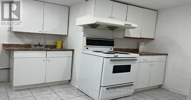 Photo - 3045 Hawktail Crescent