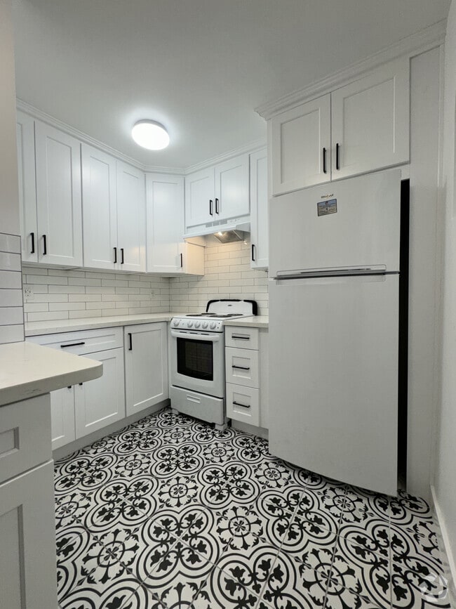 Trojan Spaces Renovated Kitchen - 1286 W Adams Blvd Rental