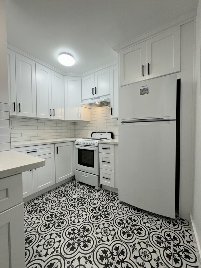 Trojan Spaces Renovated Kitchen - 1286 W Adams Blvd Apartments