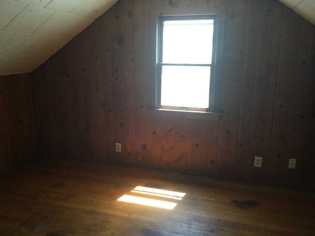 Building Photo - Spacious 3 Bedroom Single Family Home with Garage