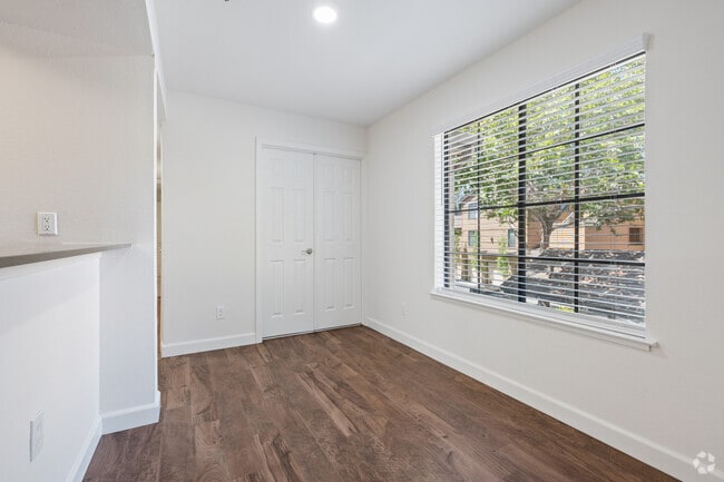 2BR, 1BA - 970SF - Dining Room