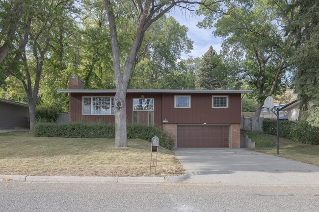 Building Photo - Charming 4-Bedroom Split-Level Home with S...