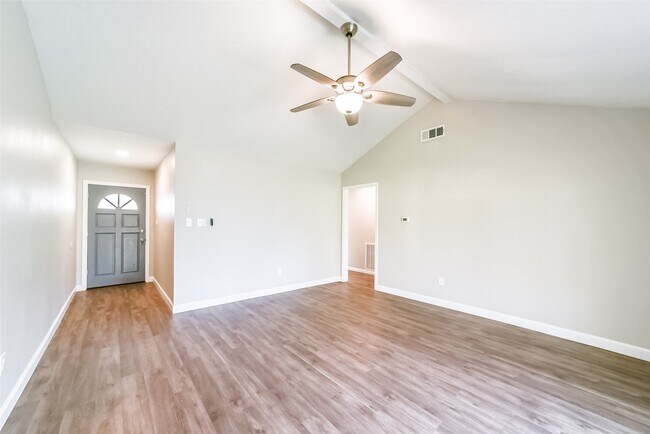 Photo - 504 Avondale Ln