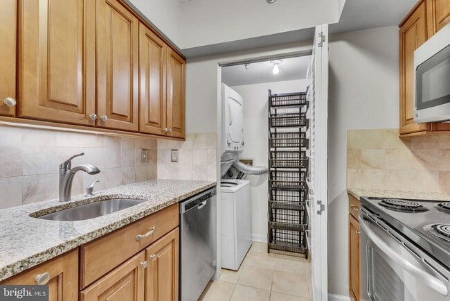 Building Photo - 1001 N Randolph St Unit 321