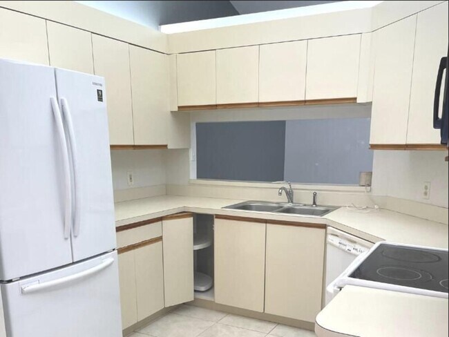 Building Photo - 6531 SE Federal Hwy Unit E205