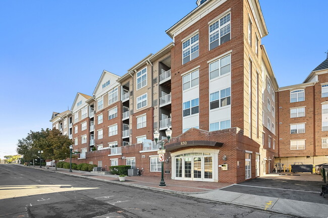 Building Photo - 850 E Main St Unit APT 309