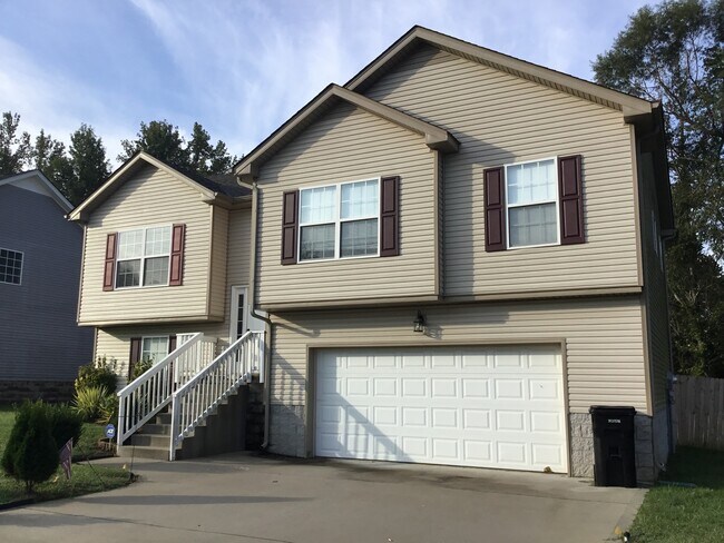 Photo - 3 Bedroom 2 1/2 Bath Pet Friendly Home For Rent!