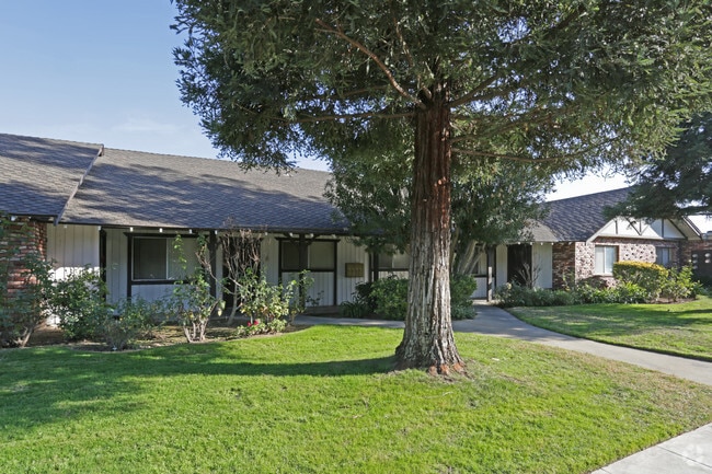 Scottsmen Apartments - Scottsmen Apartments