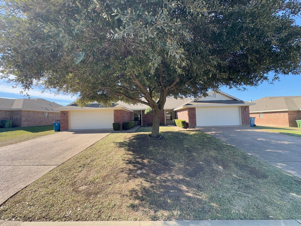 3BR / 2BA Duplex in Hewitt, Texas | Midway... - 3BR / 2BA Duplex in Hewitt, Texas | Midway... House