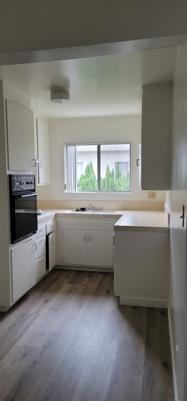Apt 20 kitchen - Via Del Amo Apartments