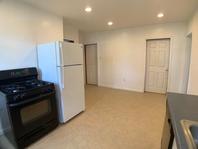 Photo - 16 Montgomery St Apartments Unit 2