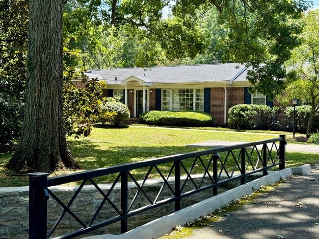 Building Photo - Idyllic Green Hills Home
