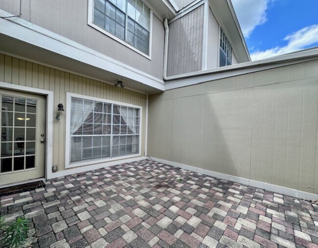 Building Photo - 2228 S Piney Point Rd Unit 109