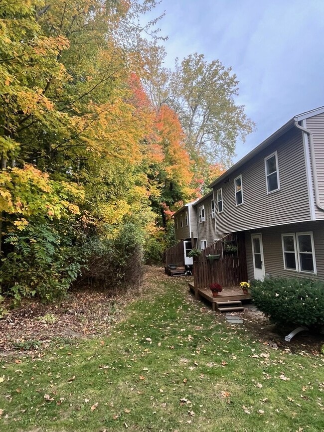Building Photo - Charming 2BD/1BA Townhome in Burlington’s New North End