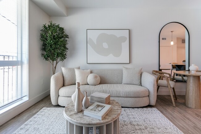 Building Photo - Nova