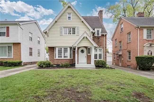 Building Photo - Spacious 4-Bedroom Colonial in Shaker Heights