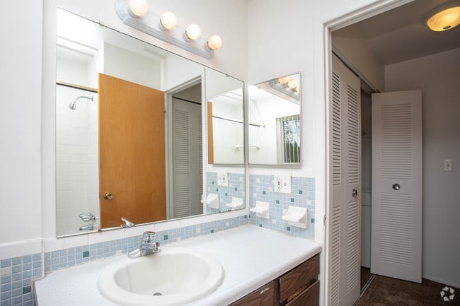 1BR, 1BA - 700 SF