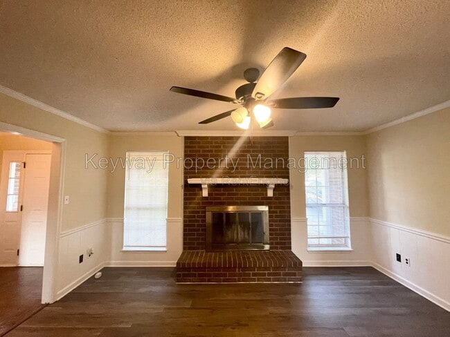Photo - 642 Clinton Way W