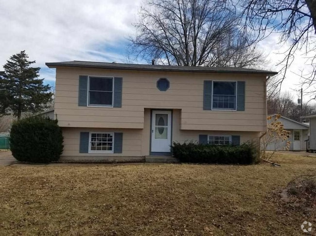 Building Photo - Split Foyer Available Now! Rental