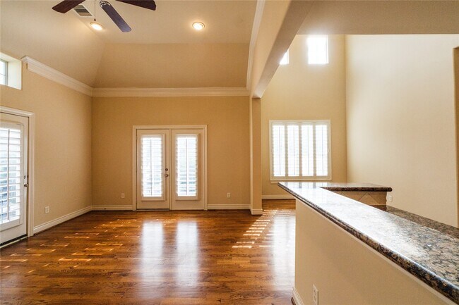 Photo - 2733 Sherwin St