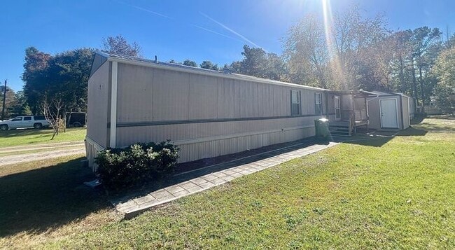 Building Photo - Single Wide Home 5 minutes to Wrightsville...