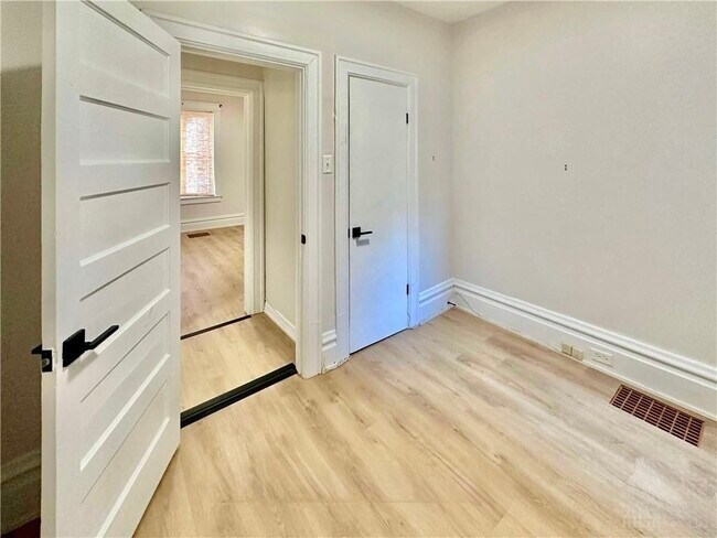 Photo - 162 Ivy Crescent Unit 2