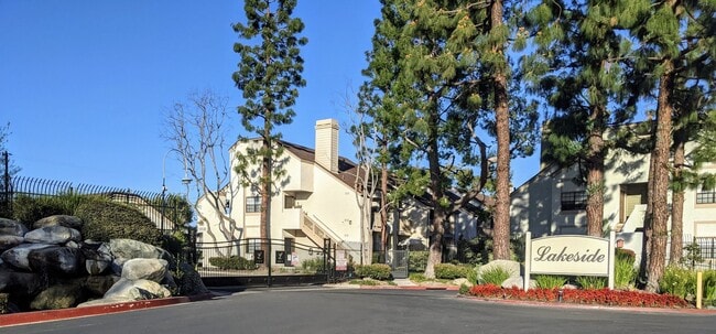 Building Photo - 10560 Lakeside Dr N