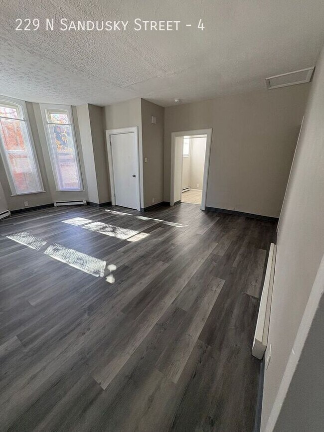 Photo - 229 N Sandusky St Unidad 4