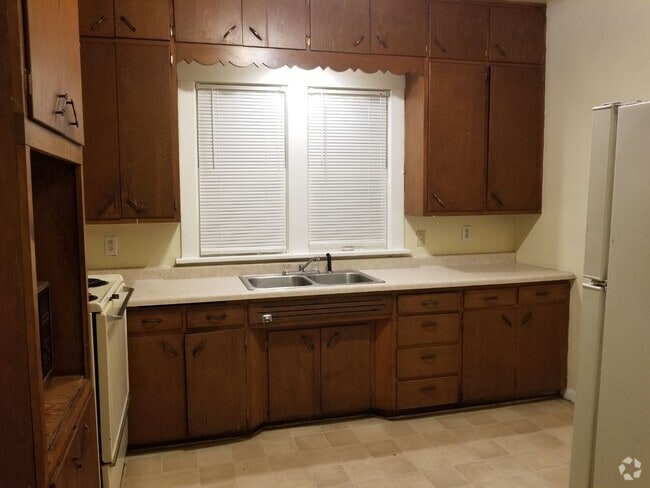 Building Photo - 720 W 9th St Rental