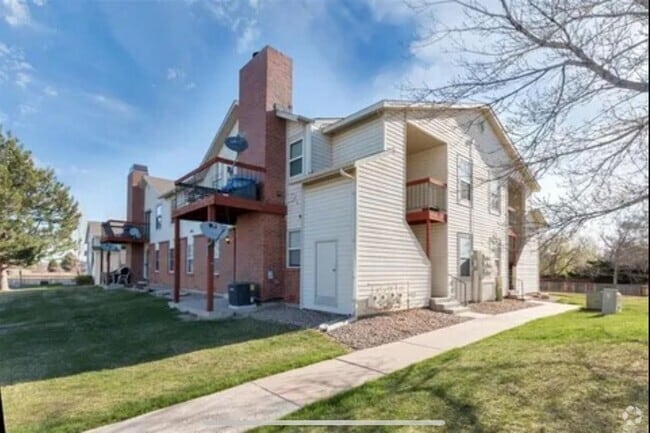 Building Photo - Spacious Updated Ranch Style Condo