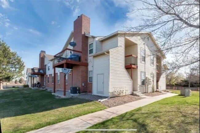 Building Photo - Spacious Updated Ranch Style Condo