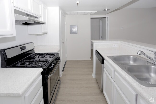 2BR, 2BA - 875 SF - Hollywood Terrace Apartments