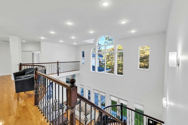 10 Bay Woods Dr