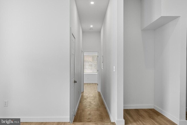 Photo - 2652 Bridge St