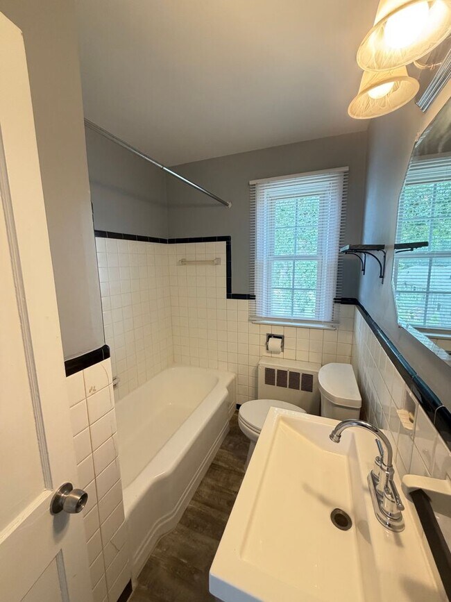 1400 Roslyn Dr