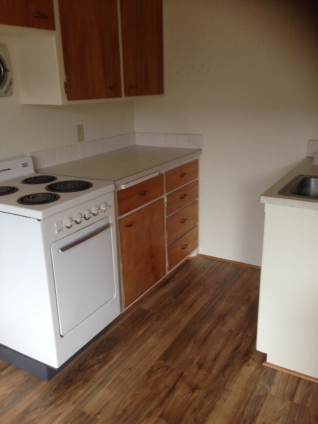Kitchen with stove/refrigerator