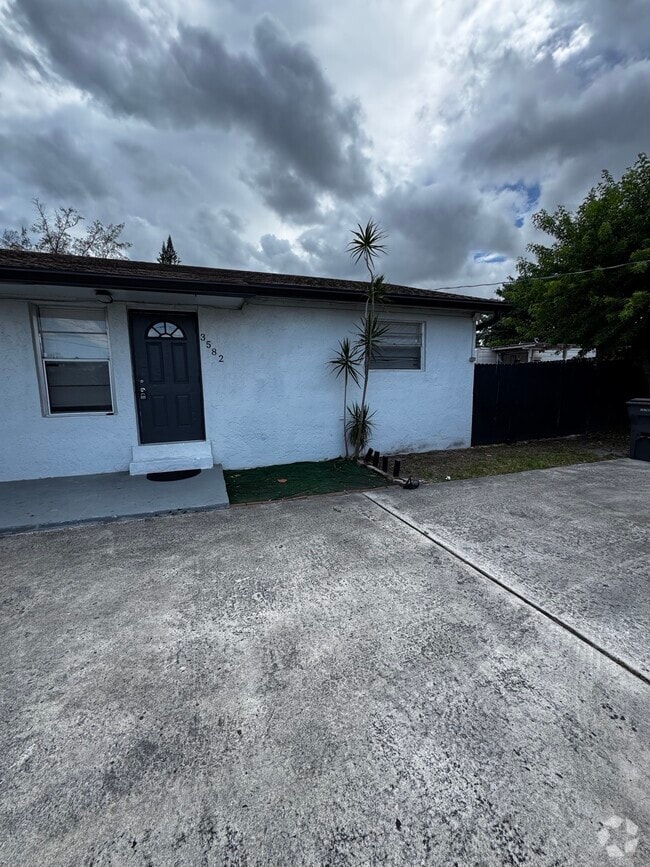 Building Photo - 3574 Saranac Ave Unit 3582 Rental
