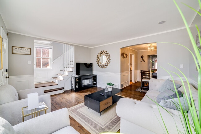 Building Photo - 9828 S Yates Blvd Unit ID1306462P