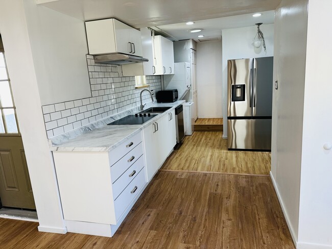 Building Photo - 5640 23rd Ave SW Unit 1