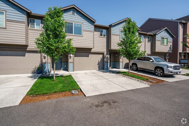 Building Photo - Easy I-205 Access - 3 Bedroom 2.5 Bath Tow... Rental