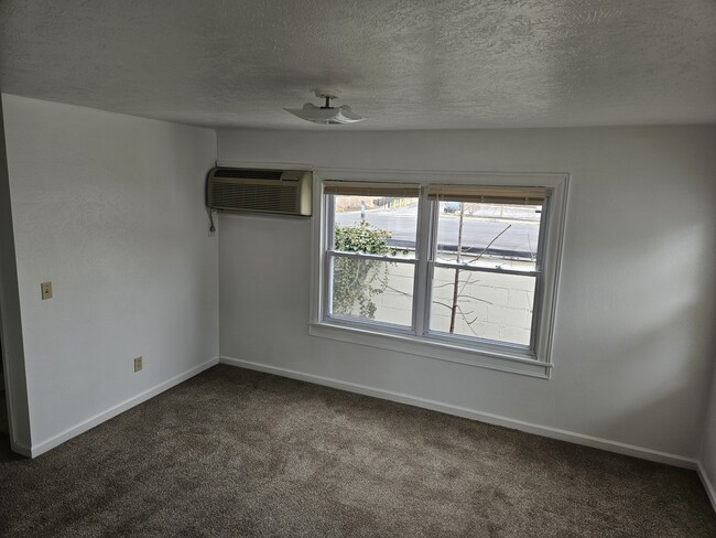 Building Photo - 137 N Church St Unit C