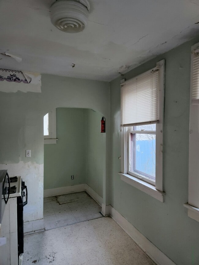 Photo - 2453 Caledonia St