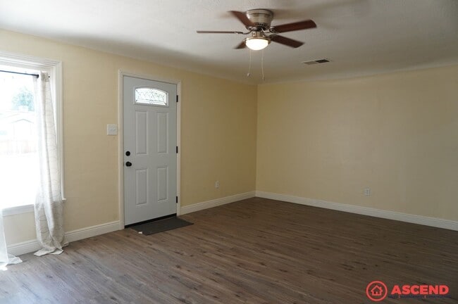Photo - Cozy 2BD/1BA Home in Bakersfield's 93308 — Trash Included, Driveway & No Pets!