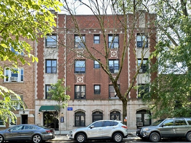 Building Photo - 640 W Barry Unit 302