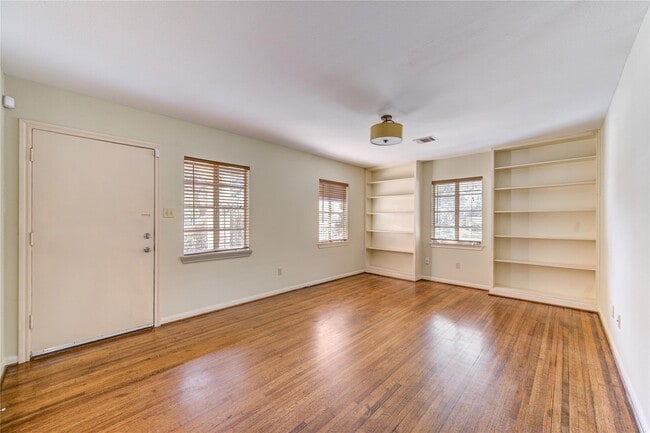 Building Photo - 3930 Drake St Rental